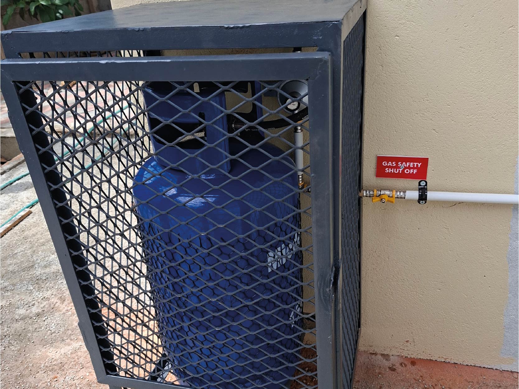 Safe domestic gas cylinder and regulator setup
